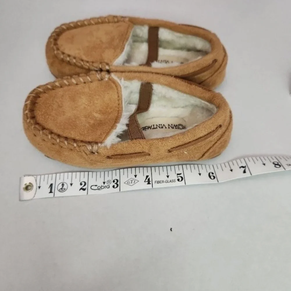 Crown Vintage Slippers Kids Size 8 Tan Cream Moccasin Fleece Lined Soft SoleCozy